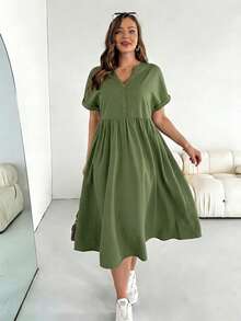 SHEIN Essnce 大码女式纯色V领褶皱休闲派对连衣裙 - 綠色 - 查看 3