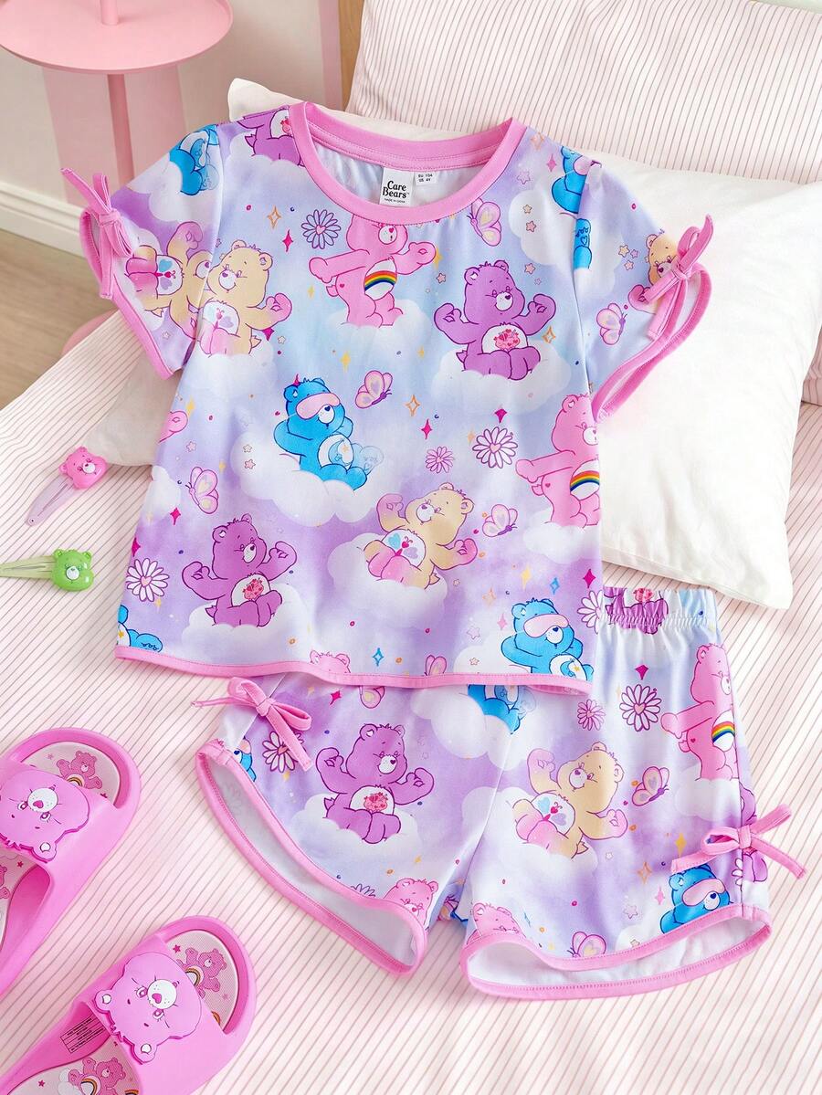 SHEIN X Care Bears Set de 2 piezas de pijama para niñas pequeñas de estilo lindo, conjunto de pantalones cortos de manga corta y cuello redondo, ropa cómoda para estar en casa, colaboración con Carebear - Multicolor - Ver 1