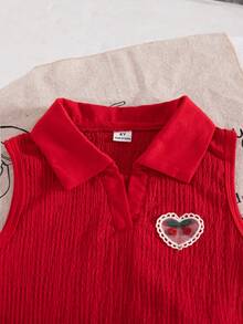 SHEIN Playful Pals Bộ đồ mùa hè 2 món cho bé gái tuổi teen, gồm áo polo không tay màu đỏ dệt kim họa tiết trái tim đính kèm phía trước và quần short denim thêu hình trái tim viền bèo nhún, kiểu dáng thường ngày. - Nhiều màu - Xem 6