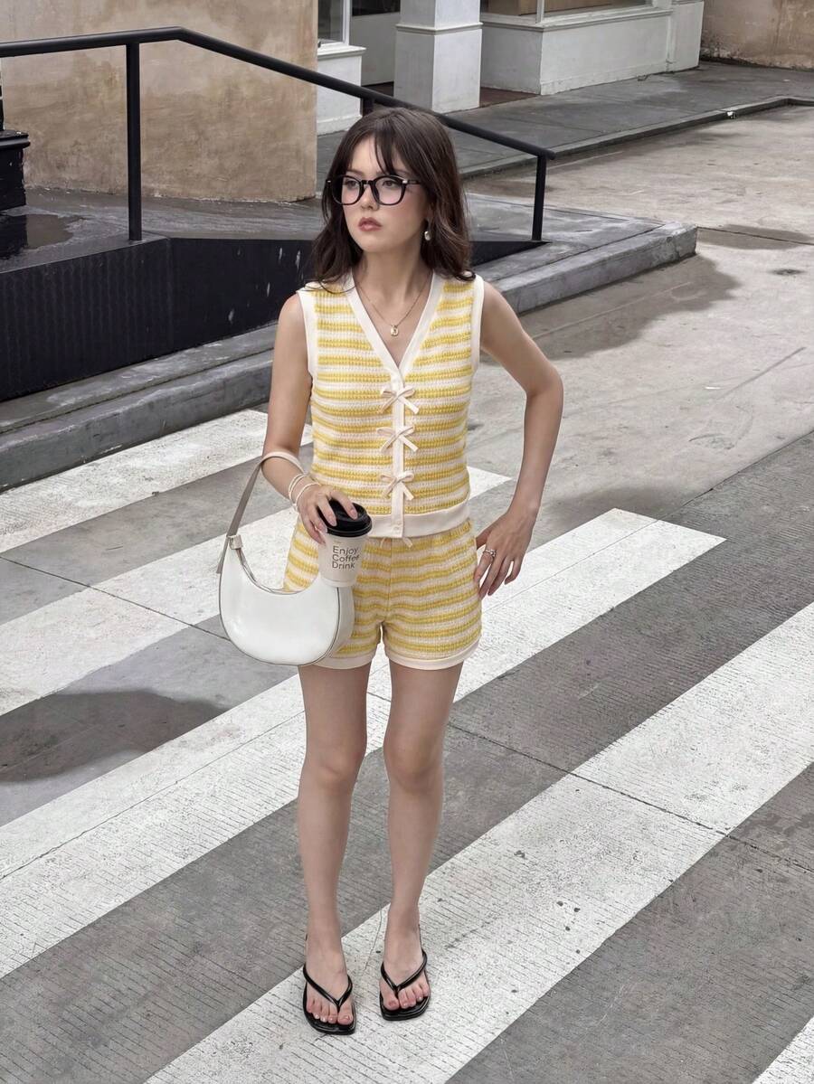 SHEIN 少女条纹蝴蝶结V领吊带背心和短裤休闲装 - 黃色 - 查看 1