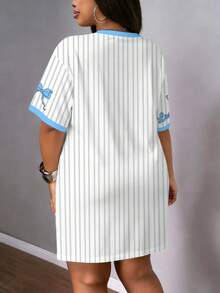 SHEIN Slayr 休闲简约蓝色芭蕾舞裙风格甜美蝴蝶结条纹字母28图案印花时尚街头风大码女装连衣裙，运动休闲，针织衫 - 彩色 - 查看 2