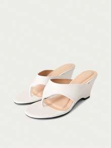 Nöista Sandalias de cuña con tanga blanca elegante, con una correa minimalista limpia y una suela elevada, que ofrecen una mezcla sofisticada de estilo para una boda de verano, fiestas de Eid o un look fresco de primavera. - Blanco - Ver 2