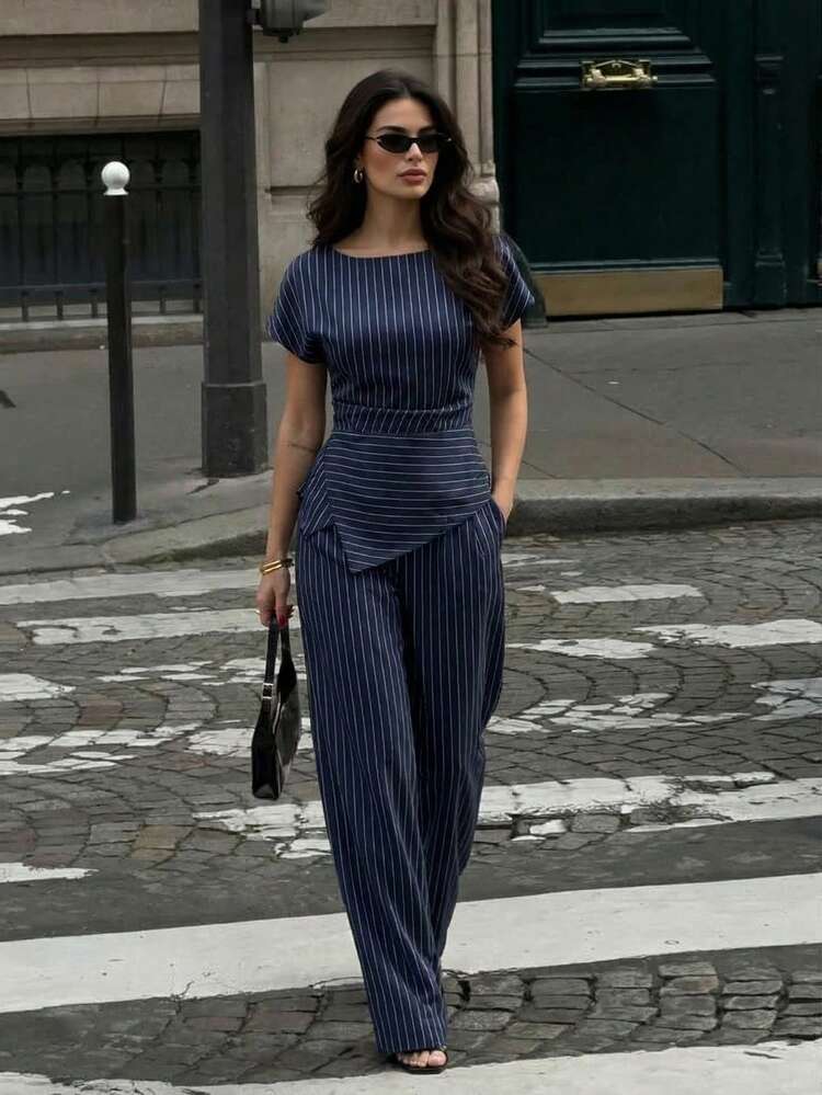 Firerie Conjunto de Top Assimétrica Elegante com Listras e Calça Perna Larga para Mulheres, Terno para Viajantes, Conjunto de Moda de Negócios, Roupa de Primavera/Verão para Mulheres, Volta às Aulas, Conjunto para Professoras, Top Casual, Roupa de Negócios, Top Listrada, Top de Professora, Elegante, Viajante, Diário, Minimalista, Conjunto de Estilo Vintage, Roupa de Trabalho - Azul Marinho - Visão 1