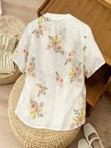 SHEIN Franclia Áo sơ mi nữ cổ chữ V tay ngắn cài khuy nửa thân có túi, in họa tiết hoa, thanh lịch, thích hợp cho mùa xuân, hè, thu và đông, phù hợp cho hẹn hò, trang phục công sở thanh lịch, áo kiểu đi nghỉ mát, trang phục công sở, trang phục thường ngày đa năng, toát lên vẻ duyên dáng, áo kiểu thanh lịch cho nữ đi biển, áo kiểu thường ngày cho nữ. - Màu be - Xem 2