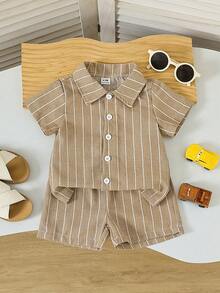 SHEIN Playful Pals 2件套幼儿男童夏季休闲衬衫短裤套装，衬衫：黑白条纹短袖衬衫，短裤：黑白条纹纹理面料，适合日常穿着、度假、假日穿着。 - 卡其色 - 查看 1