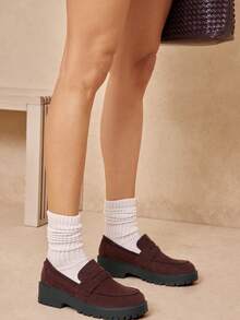 Solezae Mocasines de ante con suela gruesa y estilo slip-on para mujer - Estilos inspirados en diseñadores clásicos modernos, versátiles y elegantes para el día a día - Marrón - Ver 2