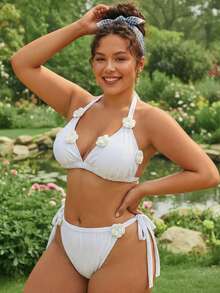 Swim Mod 2026新款大尺碼法式優雅甜美純白色比基尼，掛脖三角杯胸部抓皺支撐設計，正面花卉裝飾提升風格，可調蝴蝶結側綁帶更貼身，高腰修身顯瘦，海灘度假泳池派對泳裝套裝，大尺碼女式泳衣比基尼套裝，夏季度假泳裝 - 白色 - 查看 3