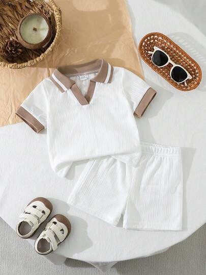 Bộ đồ thường ngày cho bé trai: áo polo ngắn tay phối màu và quần short.
