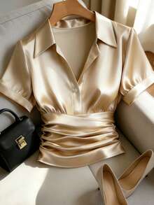 Franclia 这款高品质缎面和醋酸纤维缎面短袖衬衫，领口饰有纽扣和褶裥，肩部线条流畅，修身显瘦。这款女士缎面衬衫适合夏季、春夏及其他季节穿着。它也是一款性感短袖上衣，尤其适合春夏穿着。另有金色款可选。适合夏季、春季、复活节、节日、派对、海滩、婚礼、毕业典礼、外出、舞会、生日等场合，尽显优雅气质，适合度假、休闲、奢华、运动、正式场合、毕业季穿着，时尚休闲通勤装、商务办公装、百搭时尚日常休闲装、都市教师职业装。 - 卡其色 - 查看 1