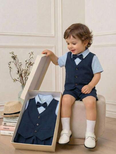 SHEIN Bộ vest lịch lãm 3 món cho bé trai - Áo sơ mi ngắn tay màu xanh dương, áo gile và quần short/quần dài. Trang phục trang nhã cho mùa xuân/hè, phù hợp cho tiệc sinh nhật, lễ rửa tội, lễ kỷ niệm sinh nhật lần thứ nhất, các dịp trang trọng, khách dự đám cưới, phù rể, người giữ nhẫn.