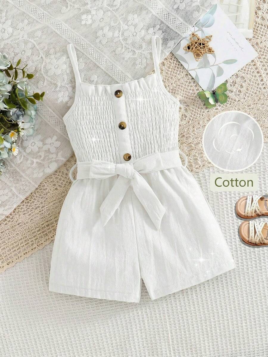 SHEIN Genkimix Kids Bộ áo liền quần mùa xuân/hè mới dành cho bé gái, kiểu dáng trẻ trung, năng động, thoải mái, làm từ chất liệu cotton nguyên chất, có bèo nhún, dây đeo vai, thắt eo, nơ và cài nút. - trắng - Xem 1