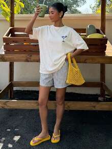 Muchica 宽松休闲鸡尾酒会图案圆领短袖T恤，宽松版型女式T恤，适合日常通勤、约会、聚会、秋冬夏季、圣诞节、新年、感恩节、派对、婚礼、海滩、毕业典礼、时尚、优雅、休闲、外出、约会、预订、通勤、闪亮、情人节、优雅、度假、休闲、Y2K、外出、毕业典礼等场合。 - 白色 - 查看 5