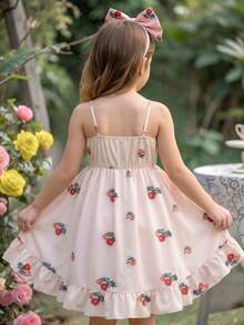 SHEIN Vintaside Kids 法式甜美风女童粉色无袖吊带连衣裙，正面3D立体花朵设计，搭配清新红色印花，荷叶边腰部A字裙摆。适合日常穿着、生日派对、郊游、家庭活动、夏季海滩度假等场合。 - 杏色 - 查看 2
