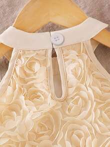 女婴纯色3D立体花朵吊带上衣和A字裙两件套。3D立体花朵面料增添无限魅力。设计美观舒适，无袖上衣搭配A字裙，尽显小女孩的甜美活泼。无论是户外度假还是与家人朋友聚会，宝宝都能成为众人瞩目的焦点。适合各种场合。 - 杏色 - 查看 5