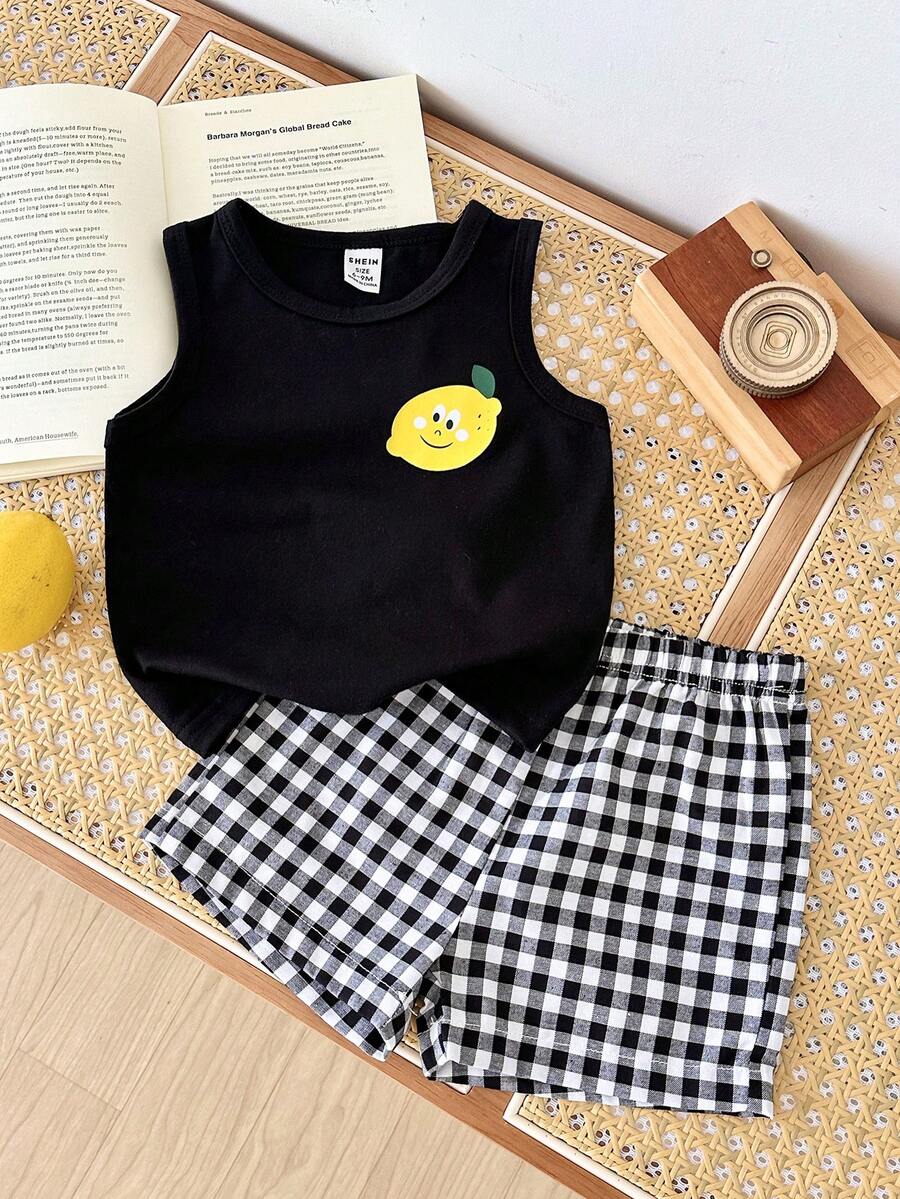 SHEIN Bộ 2 món cho bé trai sơ sinh/trẻ nhỏ: Áo ba lỗ in hình quả chanh màu trơn + Quần short kẻ caro đen trắng, thoải mái và thoáng khí, phù hợp cho bé trai từ 6 tháng đến 3 tuổi mặc hàng ngày, đi học và chơi ngoài trời. - màu đen - Xem 1