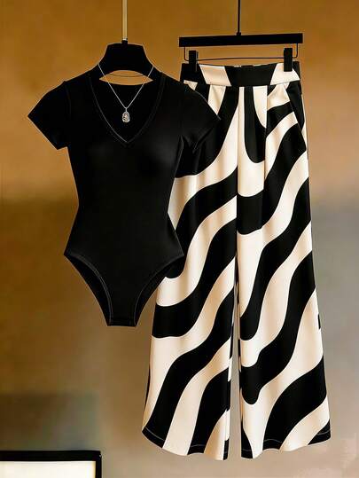 Franclia Conjunto de primavera/verano 2026, que combina un estilo minimalista y sexy con un toque casual elegante, con un sentido de la moda retro impresa. Parte superior: mono de manga corta con cuello en V y silueta ajustada y elástica. Bottom: pantalones de tiro alto de pierna ancha con estampado de olas abstractas, relajados y favorecedores. Conjunto de 2 piezas para mujer en negro, estampado digital y diseño minimalista y versátil.