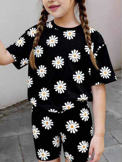 Bộ đồ thể thao cho bé gái tuổi teen, kiểu dáng thường ngày, ngọt ngào, tươi tắn, in họa tiết hoa cúc, gồm áo thun ngắn tay cổ tròn và quần short, thích hợp cho các chuyến đi chơi, kỳ nghỉ, thư giãn. Áo thun màu đen, bộ đồ họa tiết hoa.