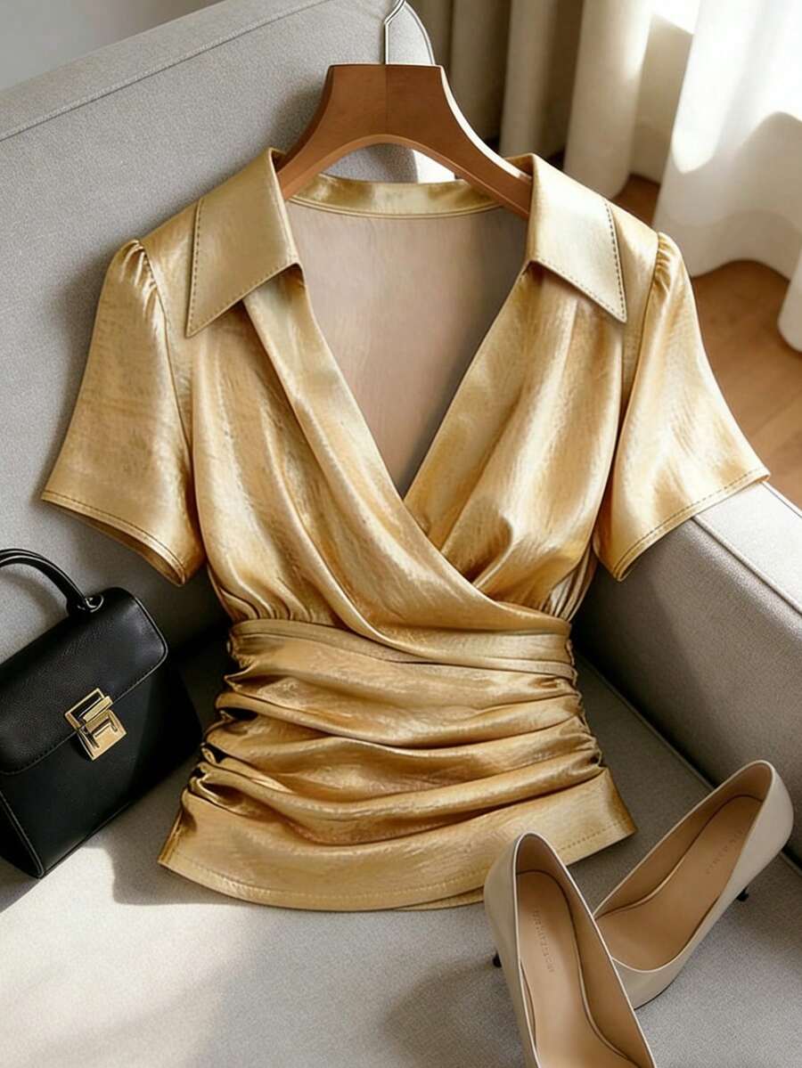 SHEIN LUNE 这款高品质缎面翻领交叉V领褶裥短袖衬衫,肩部线条流畅,修身显瘦,是春夏女士的理想之选。这款金色衬衫性感时尚,同样适合春夏穿着。无论是外出、度假、休闲穿着、Y2K时尚、毕业季还是通勤,都是不错的选择。它也是毕业季的时尚休闲通勤装、商务办公装、百搭时尚日常休闲装以及都市教师职业装的必备单品。 - 金色 - 查看 1