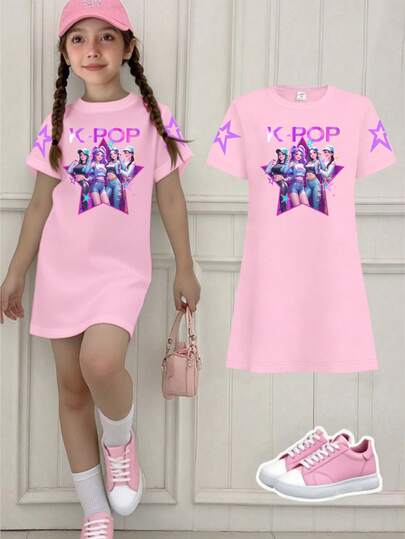 春夏女童休闲时尚创意个性清爽简约酷炫虚拟女团五角星图案字母标语印花休闲基础款短袖T恤裙，舒适日常穿着，适合春、夏、秋季穿着。