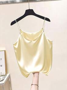 GlowEve 优雅通勤风精致法式V领缎面吊带背心，饰以珍珠，适合女性叠穿 - 淡黃色 - 查看 4