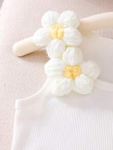 SHEIN Vintaside Kids Bộ 2 món áo vest không tay dệt kim cho bé sơ sinh/trẻ nhỏ với họa tiết hoa 5 cánh màu trắng và quần hoa cùng màu, trang phục mùa hè thời trang. - trắng - Xem 7