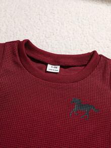 SHEIN Playful Pals 3件組男嬰夏季套裝 可愛酒紅色華夫格面料 2合1上衣短褲 & 帽子套裝 圓領 幼童服裝 適用於海灘戶外 & 度假 - 紅色 - 查看 4
