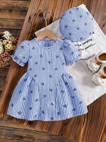 SHEIN Bộ 2 món cho bé gái mùa hè, gồm váy hồng kẻ sọc in nơ dễ thương và mũ beret cùng màu, thiết kế kẻ caro cổ điển với kiểu dáng thời trang, phù hợp cho bé mặc hàng ngày và đi chơi. - Màu xanh lam - Xem 5