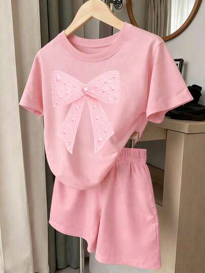 两件套女童氛围套装，精致珍珠蝴蝶印花粉色短袖上衣+短裤，甜美休闲套装，适合户外、街头、日常穿着，舒适百搭，经典款式，可爱又萌趣，适合开学季，全年皆宜。