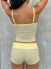 SHEIN EZwear 休闲简约度假风多巴胺色条纹撞色饰边吊带背心短裤套装，适合度假、夏季、日常通勤、约会、聚会、秋冬季、圣诞节、新年、感恩节、派对、婚礼、海滩、毕业典礼等场合，时尚优雅，休闲百搭，适合外出、约会、预订、通勤、闪亮、情人节、优雅、度假、休闲、Y2K、外出、毕业典礼等场合。女士两件套服装，两件套夏季女装两件套，女士S码 - 彩色 - 查看 2