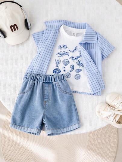 Bộ 3 món gồm: Áo sơ mi kẻ sọc xanh dương, áo phông trắng in hình vỏ sò, quần short denim xanh dương, trang phục thường ngày mùa hè cho bé trai.