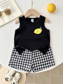 SHEIN Bộ 2 món cho bé trai sơ sinh/trẻ nhỏ: Áo ba lỗ in hình quả chanh màu trơn + Quần short kẻ caro đen trắng, thoải mái và thoáng khí, phù hợp cho bé trai từ 6 tháng đến 3 tuổi mặc hàng ngày, đi học và chơi ngoài trời. - màu đen - Xem 7