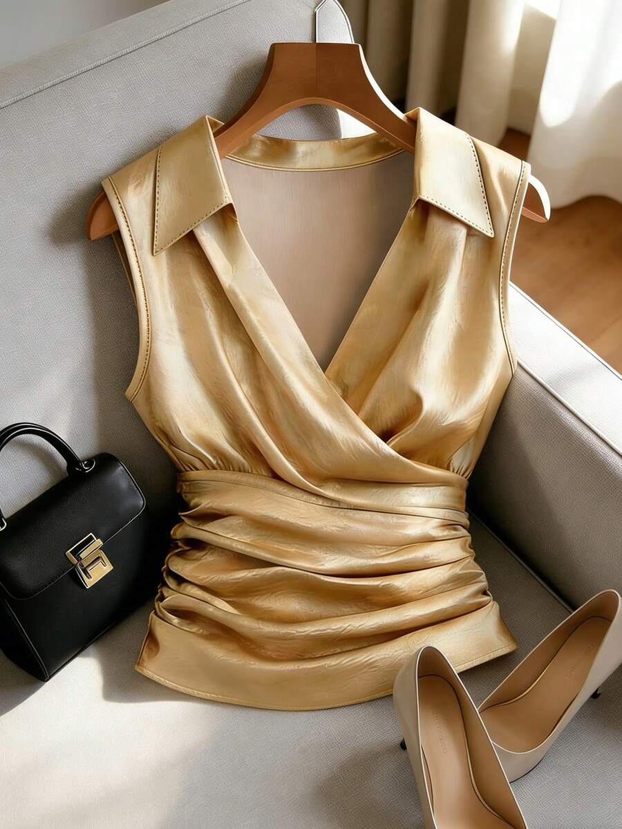 Franclia Blusa sin mangas con cuello de satén en V plisada, camisa de ajuste ceñido que estrecha la cintura para mujeres - Dorado - Ver 1