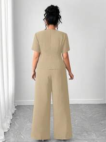 Elenzga 大码女装两件套：纹理短袖上衣和直筒裤 - 卡其色 - 查看 2