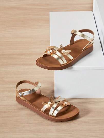 Mini mi Sandálias de Couro Vegano Dourado com Tira Dourada, Decoração de Pérolas Falsas 3D em Borboleta Dourada Metálica - Elegante, Leve, Doce e Confortável.