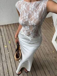 Sunnyshic 白色蕾丝花卉透视修身圆领不对称下摆侧开衩短袖上衣，时尚、优雅、甜美、浪漫、性感、休闲、百搭，适合夏季女性穿着 - 白色 - 查看 6