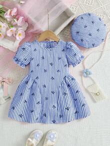 SHEIN Bộ 2 món cho bé gái mùa hè, gồm váy hồng kẻ sọc in nơ dễ thương và mũ beret cùng màu, thiết kế kẻ caro cổ điển với kiểu dáng thời trang, phù hợp cho bé mặc hàng ngày và đi chơi. - Màu xanh lam - Xem 3
