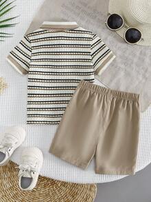 Playful Pals Conjunto de camiseta de manga curta e shorts listrados com estampa de urso para bebê menino - Caqui - Ver 2