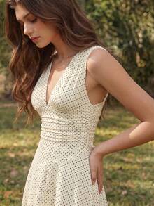 Sweetness Đầm cổ chữ V màu be chấm bi lãng mạn cổ điển, vạt bất đối xứng, thích hợp cho kỳ nghỉ. - Màu be - Xem 3