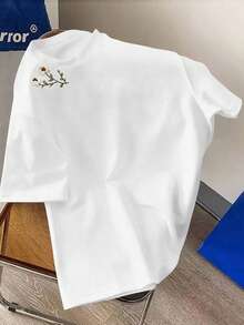 Manfinity Joysei 宽松小众设计，简约风格升级，清新花卉刺绣领口，休闲男士短袖T恤，男士衬衫，女士衬衫 - 白色 - 查看 6