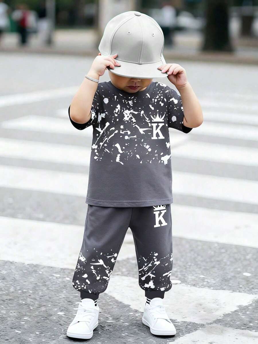 两件套：字母印花T恤和黑灰色长裤，时尚休闲男童套装，适合所有季节。 - 灰色 - 查看 1