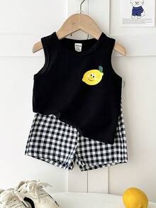 SHEIN Bộ 2 món cho bé trai sơ sinh/trẻ nhỏ: Áo ba lỗ in hình quả chanh màu trơn + Quần short kẻ caro đen trắng, thoải mái và thoáng khí, phù hợp cho bé trai từ 6 tháng đến 3 tuổi mặc hàng ngày, đi học và chơi ngoài trời. - màu đen - Xem 5
