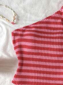 SHEIN 青少年女孩休閒不對稱紋理條紋露肩短版T恤與短褲兩件套 - 紅色 - 查看 3