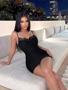 Lureya 女士时尚吊带荷叶边领蕾丝边修身褶皱下摆性感青春闪亮丝滑黑色缎面迷你连衣裙，适合春夏度假、派对、婚礼、中东日常穿着、约会等场合。 - 黑色 - 查看 6