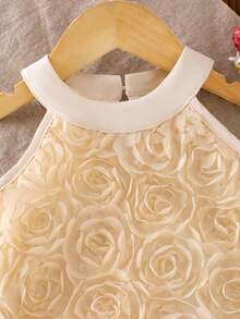 女婴纯色3D立体花朵吊带上衣和A字裙两件套。3D立体花朵面料增添无限魅力。设计美观舒适，无袖上衣搭配A字裙，尽显小女孩的甜美活泼。无论是户外度假还是与家人朋友聚会，宝宝都能成为众人瞩目的焦点。适合各种场合。 - 杏色 - 查看 8