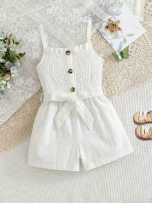SHEIN Genkimix Kids Bộ áo liền quần mùa xuân/hè mới dành cho bé gái, kiểu dáng trẻ trung, năng động, thoải mái, làm từ chất liệu cotton nguyên chất, có bèo nhún, dây đeo vai, thắt eo, nơ và cài nút. - trắng - Xem 5