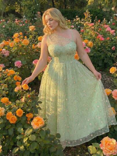 SHEIN MOD Đầm lưới thêu họa tiết màu xanh lá cây lệch vai cỡ lớn, chân váy dài thêu họa tiết mùa xuân/hè, trang phục nghỉ mát lãng mạn.