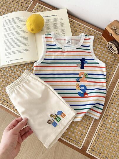 SHEIN Playful Pals Set de 2 piezas: Top de tirantes a rayas + Pantalones cortos color albaricoque. Top de tirantes con rayas de colores y estampado de números de dibujos animados, tela de punto suave y cómoda. Pantalones cortos color albaricoque con bordado de animales de dibujos animados, cintura elástica. Adecuado para niños de 6 meses a 3 años, para uso diario, juegos al aire libre. Conjunto de niño, conjunto de top, ropa infantil, conjunto informal, conjunto de pantalones cortos, conjunto de bebé e infante.
