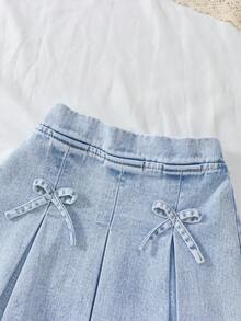 Elladie kids 少女休闲时尚学院风牛仔套装，上衣+裤子，浅蓝色水洗复古V领无袖背心+百褶迷你裙，蝴蝶结装饰，适合春、夏、秋季日常穿着，也适合上学、玩耍、校园风、户外活动等场合。 - 淺色水洗藍 - 查看 5