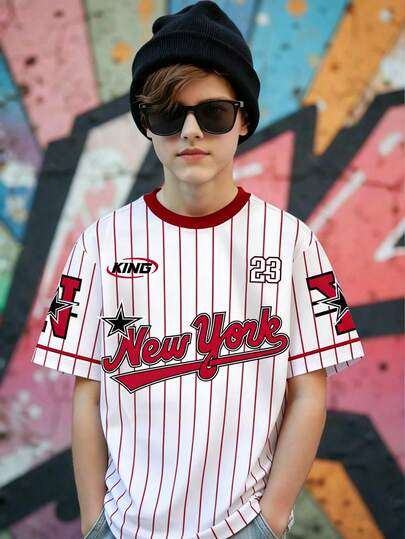 Camiseta de manga corta con estampado digital de eslogan en inglés y rayas para niño preadolescente, efecto de impresión digital, cuello redondo de moda, adecuada para festivales, fiestas, cómoda y ligera para primavera/verano, estilo casual de calle, al aire libre, escuela, regalos