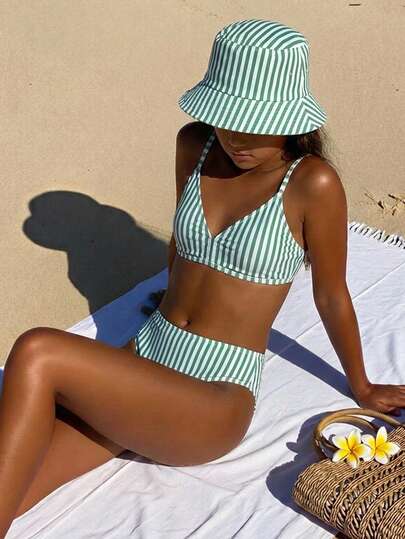 Travachic KIDS Bộ bikini kiểu dáng thường ngày, phong cách retro, chất liệu polyester, in kỹ thuật số, màu xanh lá cây sọc ngang, dây đeo chéo, dành cho bé gái tuổi teen, thích hợp cho kỳ nghỉ biển.